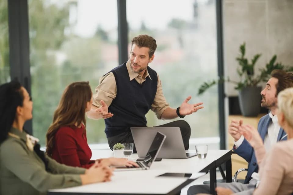Reunión de trabajo con el equipo en la oficina