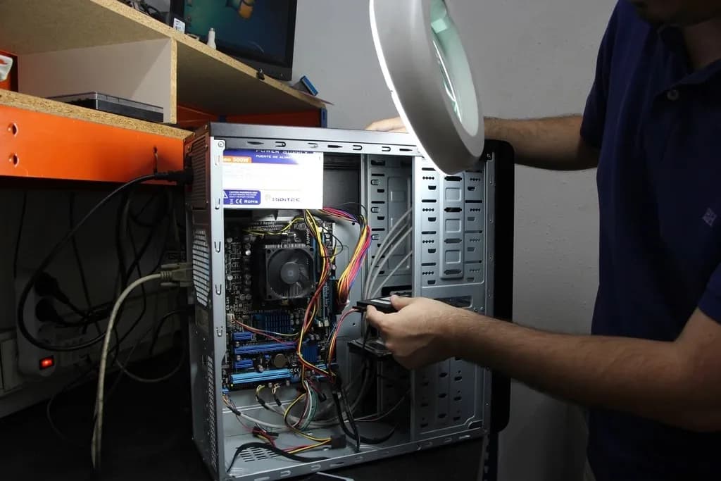Técnico revisando el interior de un ordenador de sobremesa