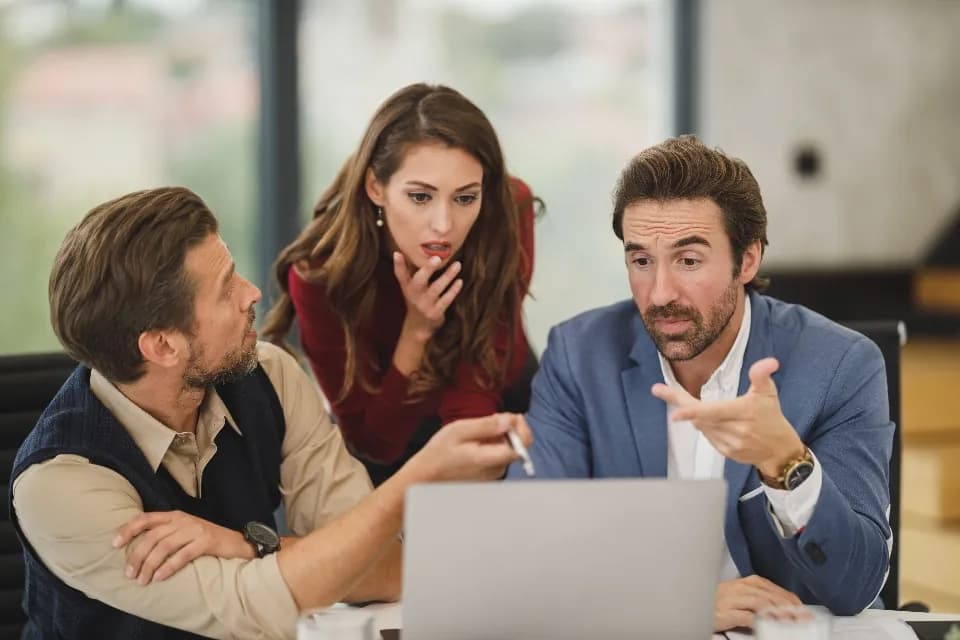 Equipo técnico revisando un proyecto en un portátil